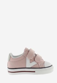 Zapatilla de lona rosa con puntera y suela de goma blanca, con dos correas de velcro. Acento gris en el talón y franja roja en la suela.