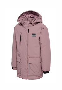 Roze geïsoleerde jas met capuchon, voorzien van een rits aan de voorkant en zakken, zwarte accenten en een gewatteerde binnenvoering.