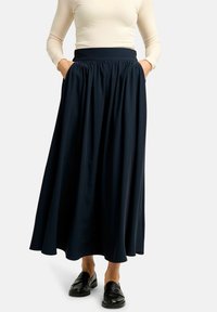 Tengerészkék, hosszú, légies szoknya gumis derékpánttal és oldalzsebekkel. Puha, könnyű anyagból készült.