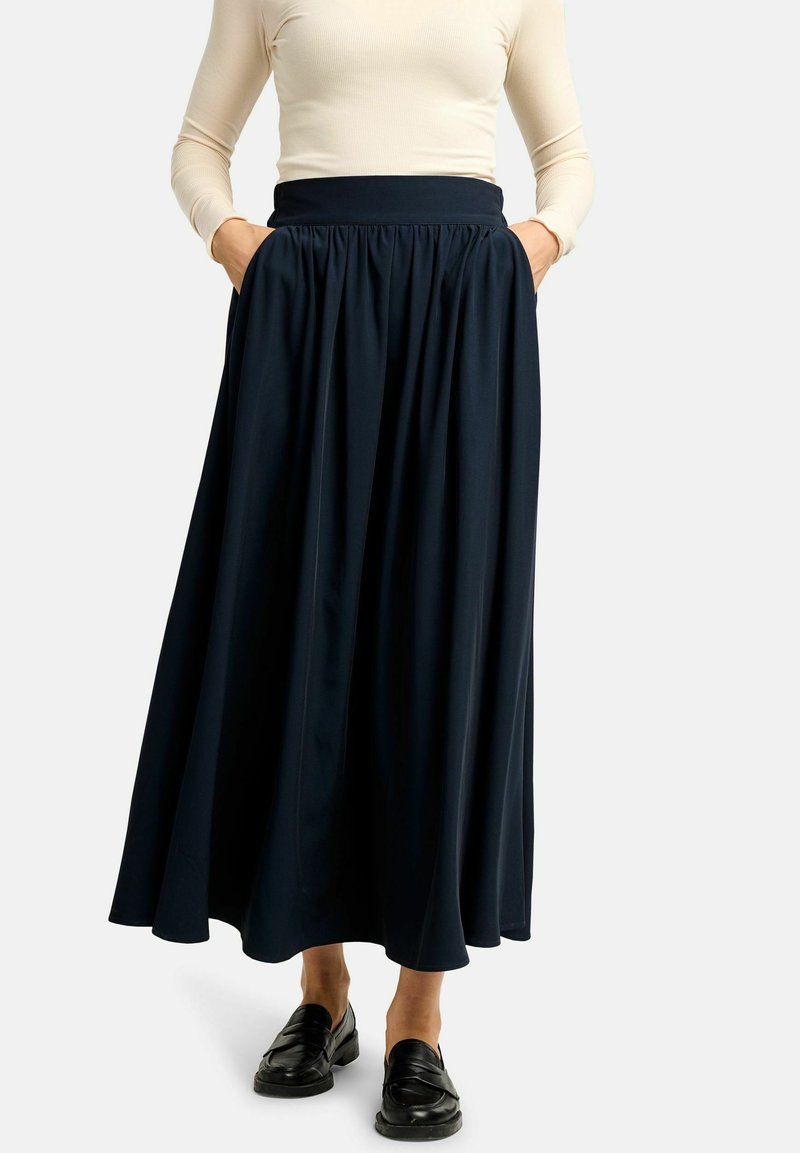 Tengerészkék, hosszú, légies szoknya gumis derékpánttal és oldalzsebekkel. Puha, könnyű anyagból készült.