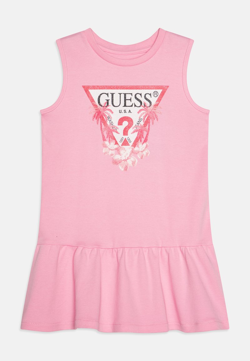Rosa ermeløs kjole med en svingete hette, med et trekantet grafisk motiv med palmer og teksten "GUESS USA" i sølv- og rødfarger.