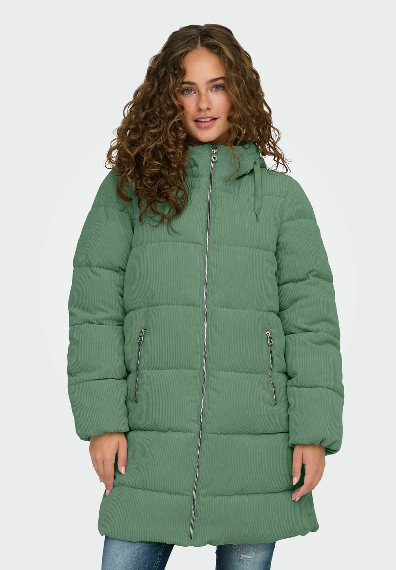 Grüner gepolsterter Mantel mit gerippter Textur, hoher Kragen, Reißverschluss und zwei Seiten Taschen. Lange Ärmel und mid-lange Passform.