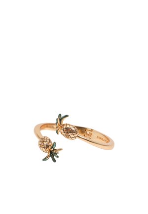 Brazalete abierto en tono dorado con dos pequeños charms de piña con hojas de esmalte verde y texturas detalladas.