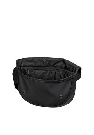 Schwarze Taillentasche aus Stoff mit offenem Reißverschlussfach oben und Vordertasche mit Druckknopf vor weißem Hintergrund.