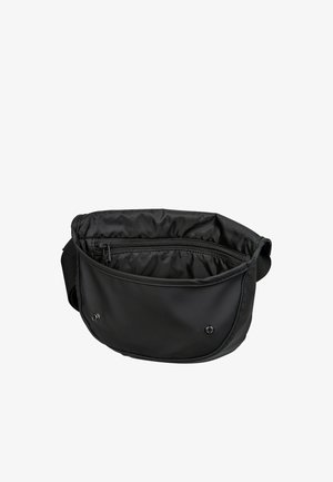 Schwarze Taillentasche aus Stoff mit offenem Reißverschlussfach oben und Vordertasche mit Druckknopf vor weißem Hintergrund.