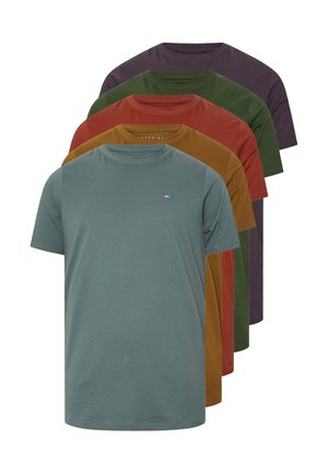 Fem ensfarvede crewneck-t-shirts i afdæmpede farver: blå, sennep, rust, grøn og mørkelilla, arrangeret i en trappestak.