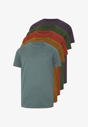 Vijf effen T-shirts met ronde hals in gedempte kleuren: blauw, mosterd, roest, groen en donkerpaars, gerangschikt in een trapvormige stapel.