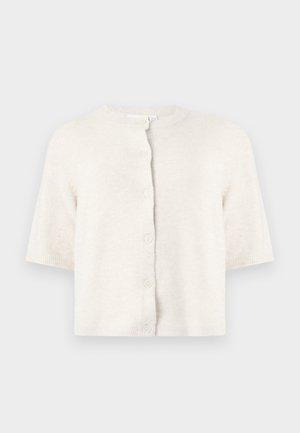 Κρεμ πλεκτή ζακέτα με κοντά μανίκια, στρογγυλή λαιμόκοψη και πέντε κουμπιά μπροστά, σε απλό ανοιχτό φόντο.