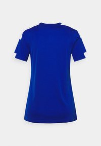 Kortärmad blå sporttröja med rund halsringning, med vita detaljer på axlarna och en slät, lätt tygkänsla.