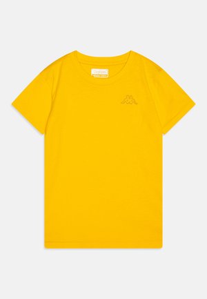 Rumena bombažna majica s krožnim izrezom, kratkimi rokavi in majhnim vezenim logotipom v kontrastni barvi na levem prsnem predelu.