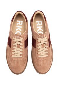Sneaker scamosciati beige con accenti bordeaux, lacci beige e suola in gomma testurizzata. Logo stampato in argento sulla soletta.