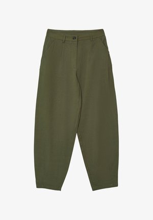 Pantaloni verde oliva con una vestibilità rilassata, dotati di chiusura con bottone, tasche laterali e tessuto testurizzato. Nessun motivo o accento visibile.