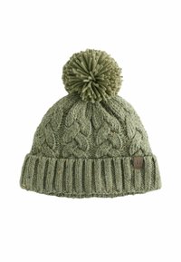 Beanie verde a maglia cable con superficie testurizzata, decorato con un grande pom-pom. Presenta un bordo a coste e una piccola etichetta del marchio.
