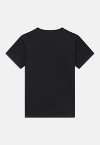 Μαύρο T-shirt με κοντά μανίκια, featuring στρογγυλή λαιμόκοψη και ομαλή υφή υφάσματος. Χωρίς εμφανές λογότυπο ή σχέδια.