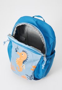 Zainetto blu con una parte anteriore blu chiaro caratterizzata da un design di cavalluccio marino arancione. Scomparto di stoccaggio con rivestimento grigio e dettaglio delle zip texturizzato.