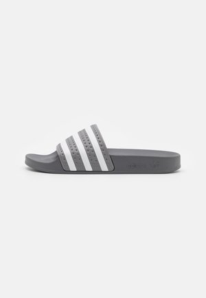 ADILETTE UNISEX - Pantolette flach - grey three/footwear white