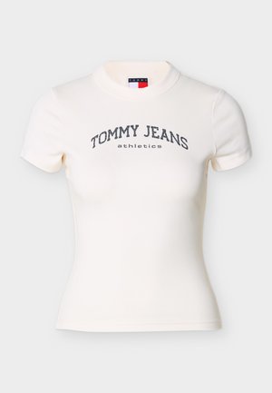 Tricou alb cu mâneci scurte din bumbac, cu imprimeu curbat "TOMMY JEANS athletics" în gri închis pe piept.