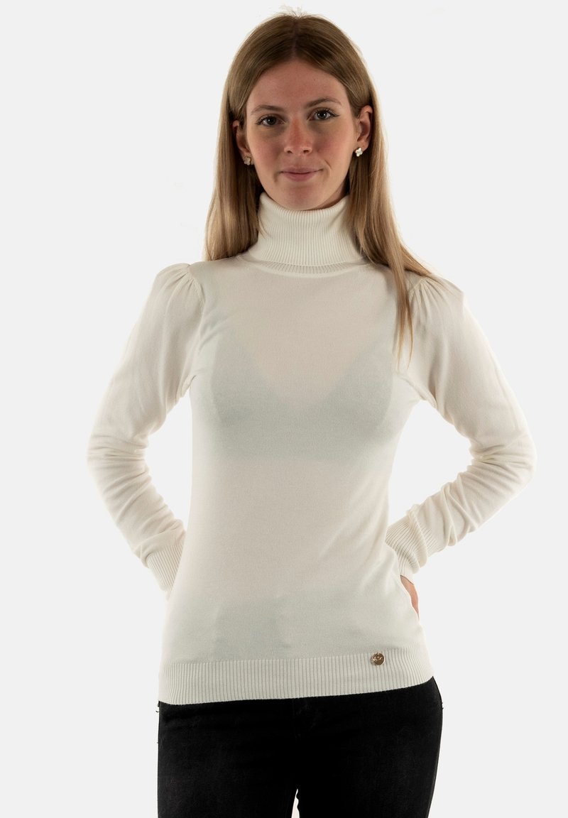 Maglione bianco a collo alto con maniche lunghe, polsini e orlo a costine. Il materiale è morbido e presenta una leggera lucentezza. Logo dorato sull'orlo.