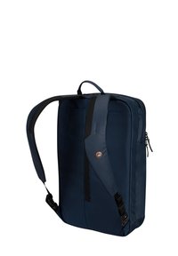 Mörkblå ryggsäck med vadderade axelremmar, två dragkedjefickor och ett handtag på toppen. Tillverkad av slitstark tyg med en slät textur.