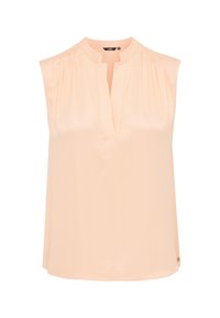 Brzoskwiniowa bezrękawnikowa bluzka z gładkiego materiału, z kołnierzykiem mandarynkowym i pionową plisą, z delikatnym marszczeniem na ramionach.