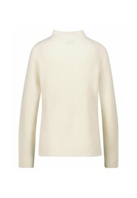 Cremfarbener gerippter Pullover mit einem hohen Kragen und langen Ärmeln. Die Textur ist weich und gestrickt und weist ein dezentes vertikales Muster auf.