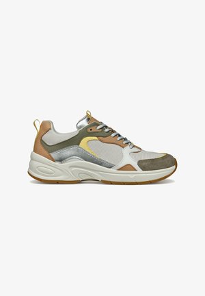 Sneakers caratterizzati da un mix di materiali: rete bianca, pelle beige, camoscio grigio e accenti metallici argentati. Suola spessa e imbottita con dettagli gialli.