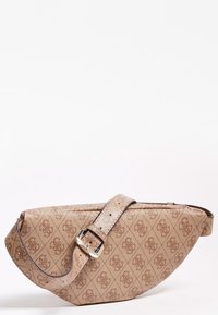 Bæltetaske i lyst beige stof med et prægget logo mønster. Har en tekstureret, blank rem og en metal spænde detalje.