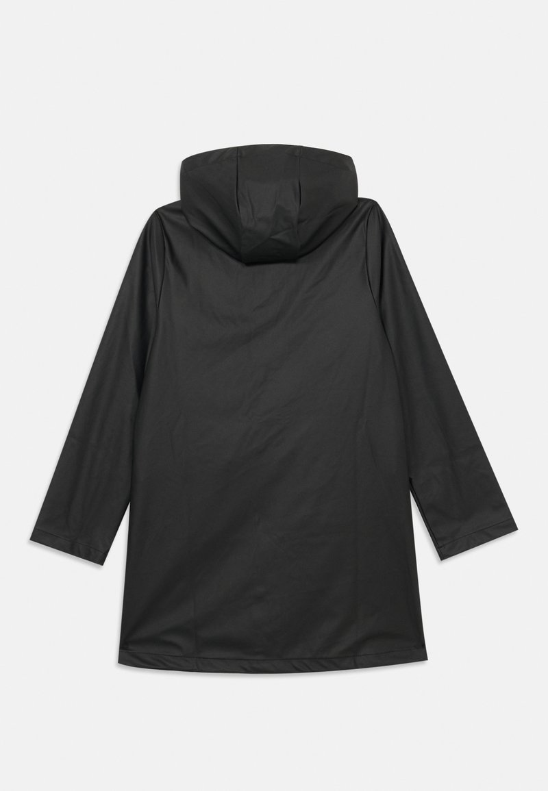 Capa de chuva preta impermeável com capuz, mangas longas e uma textura lisa e mate. Apresenta um design minimalista e sem hardware visível.