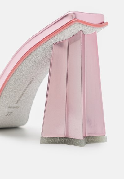 Roza visoka sandal s prozornim blok peto, bleščečo sivo podlago in elegantno obliko; kovinski roza rob ob robu.