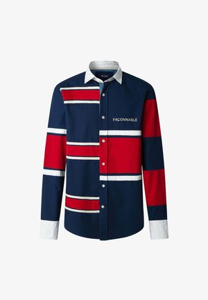 Camicia a righe blu e rosse con accenti bianchi, chiusura a bottoni e colletto bianco. Presenta il logo "FAÇONNABLE" sul davanti.