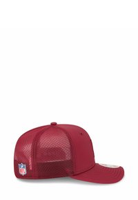 Rote Baseballkappe mit solidem Frontteil und Mesh-Rücken. Verfügt über einen gebogenen Schirm und ein NFL-Logo-Patch an der Seite.