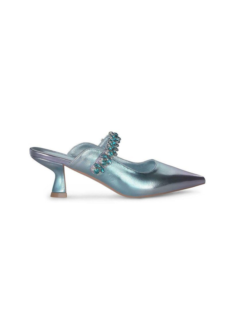 Chaussure slingback bleu métallique avec bout pointu, petit talon et détail de sangle perlée sur le dessus. Texture lisse avec une finition réfléchissante.