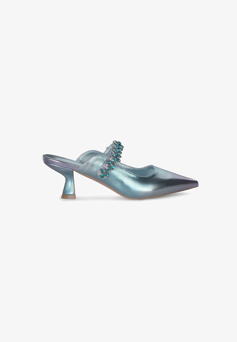 Chaussure slingback bleu métallique avec bout pointu, petit talon et détail de sangle perlée sur le dessus. Texture lisse avec une finition réfléchissante.