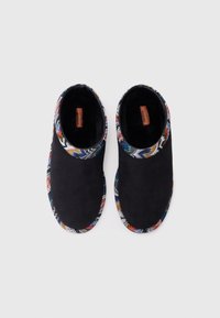 Mustat mokkabootit, joissa on värikäs kuvioitu reunus avautumis- ja pohjasaumassa. Pehmeä sisäpinta mukavuutta varten.