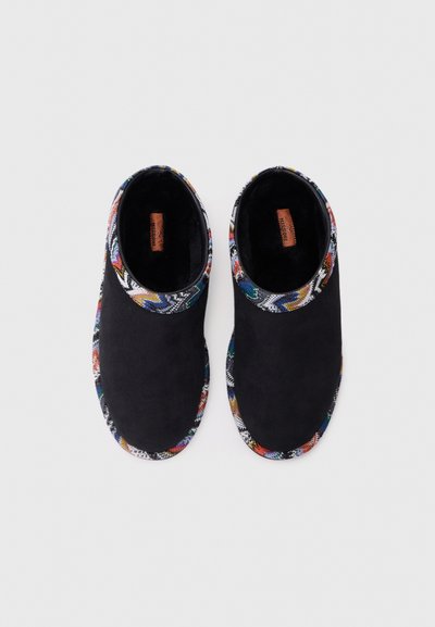 Zapatos de ante negros sin cordones con un borde decorativo de patrón colorido alrededor del cuello, con un forro interior suave para mayor comodidad.