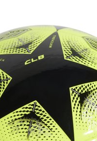 Palla da calcio nera con motivi geometrici giallo neon e dettagli testurizzati. Presenta il marchio "MATCHBALL" e "CLB." Superficie liscia.