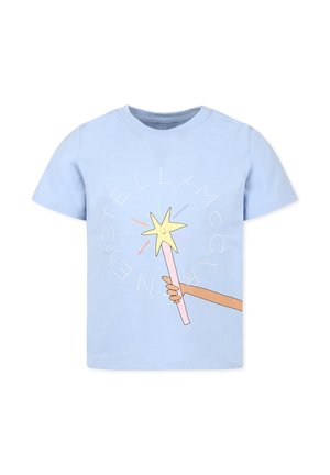 T-shirt in cotone azzurro chiaro con una mano cartoon che tiene una bacchetta rosa con una stella, circondata dal testo "STELLA McCARTNEY" in un design circolare.