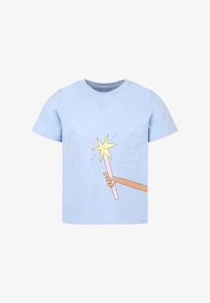 T-shirt in cotone azzurro chiaro con una mano cartoon che tiene una bacchetta rosa con una stella, circondata dal testo "STELLA McCARTNEY" in un design circolare.