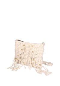 Borsa a tracolla beige intrecciata con dettagli in frange e perline metalliche. Presenta una forma rettangolare e una sola tracolla.