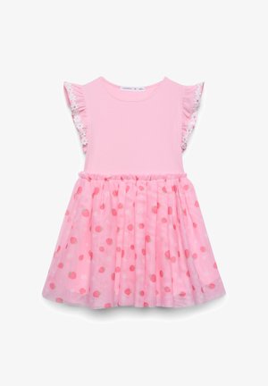 Vestito rosa con corpetto tinta unita, maniche arricciate con dettagli floreali e gonna a più livelli con sovrapposizione in tulle a motivo fragole.