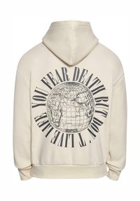 Felpa con cappuccio color crema, caratterizzata da una grande grafica nera di un globo e dalla scritta "HAI PAURA DELLA MORTE MA NON VIVI LA VITA" sul retro.