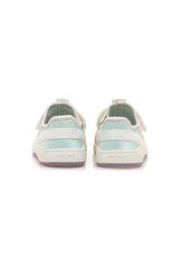 Sneaker bianche e verde menta con profilo basso, collo imbottito e cinghie con chiusura a velcro. Materiali testurizzati e dettaglio del logo sul tallone.