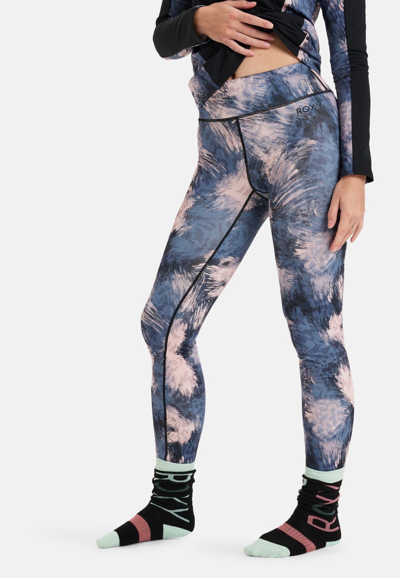 Legginsy w wielu kolorach z niebieskim, różowym i czarnym abstrakcyjnym wzorem oraz czarnymi lamówkami. Noszone z czarnymi skarpetkami z akcentami w kolorze różowym i miętowym.