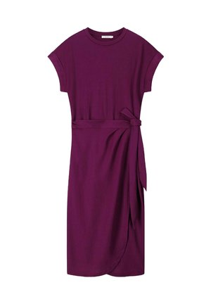 Paarse jurk met korte mouwen van zachte stof. Heeft een wikkelontwerp met een zijriem voor een verstelbare pasvorm. Casual stijl met een soepelere textuur.