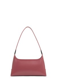 Borsa in pelle di un rosa tenue, caratterizzata da una texture liscia, una tracolla curva e un design minimalista senza dettagli hardware visibili.