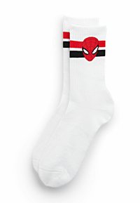 Vita strumpor med röda och svarta horisontella ränder nära toppen och ett broderat Spider-Man-ansikte i mitten. Tillverkade av bomullsblandning.