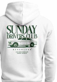 Weißer Hoodie mit grünem Text: "SUNDAY DRIVERS CLUB" und einer Illustration eines klassischen Autos. Enthält Logo und Slogans unter dem Design.