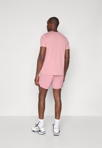 Fila SHORTS ZAYN - Sports shorts - lilas