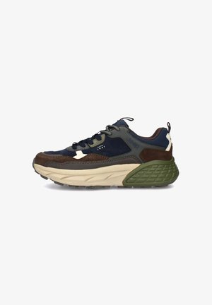 Sneaker da uomo in pelle blu navy, oliva e marrone, con un sottopiede beige texture e una suola verde pattern. Inclusi lacci e dettagli di branding.