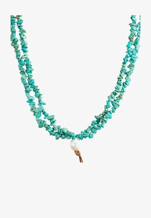 Tirkīza čipšu kaklarota ar teksturētām akmeņiem un centrālo baltu pērli, nostiprināta ar brūnu auklu.